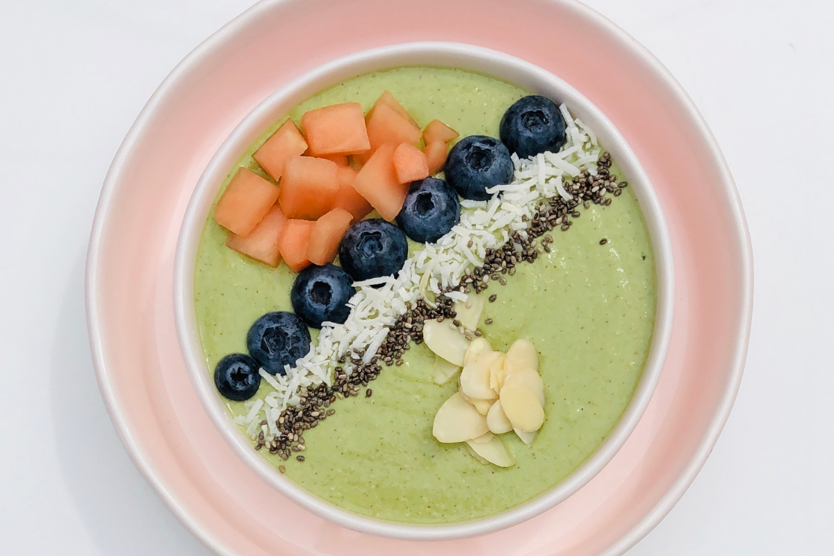 DELICIOUS SMOOTHIE BOWL FOR GLOWING SKIN
